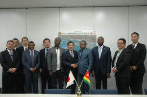 Photo de groupe à l'issue de la signature du contrat d'exécution des travaux entre le Togo et le Japon